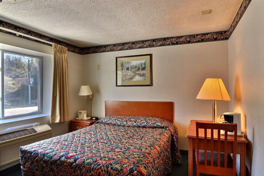 Rodeway Inn Bedford Exterior photo