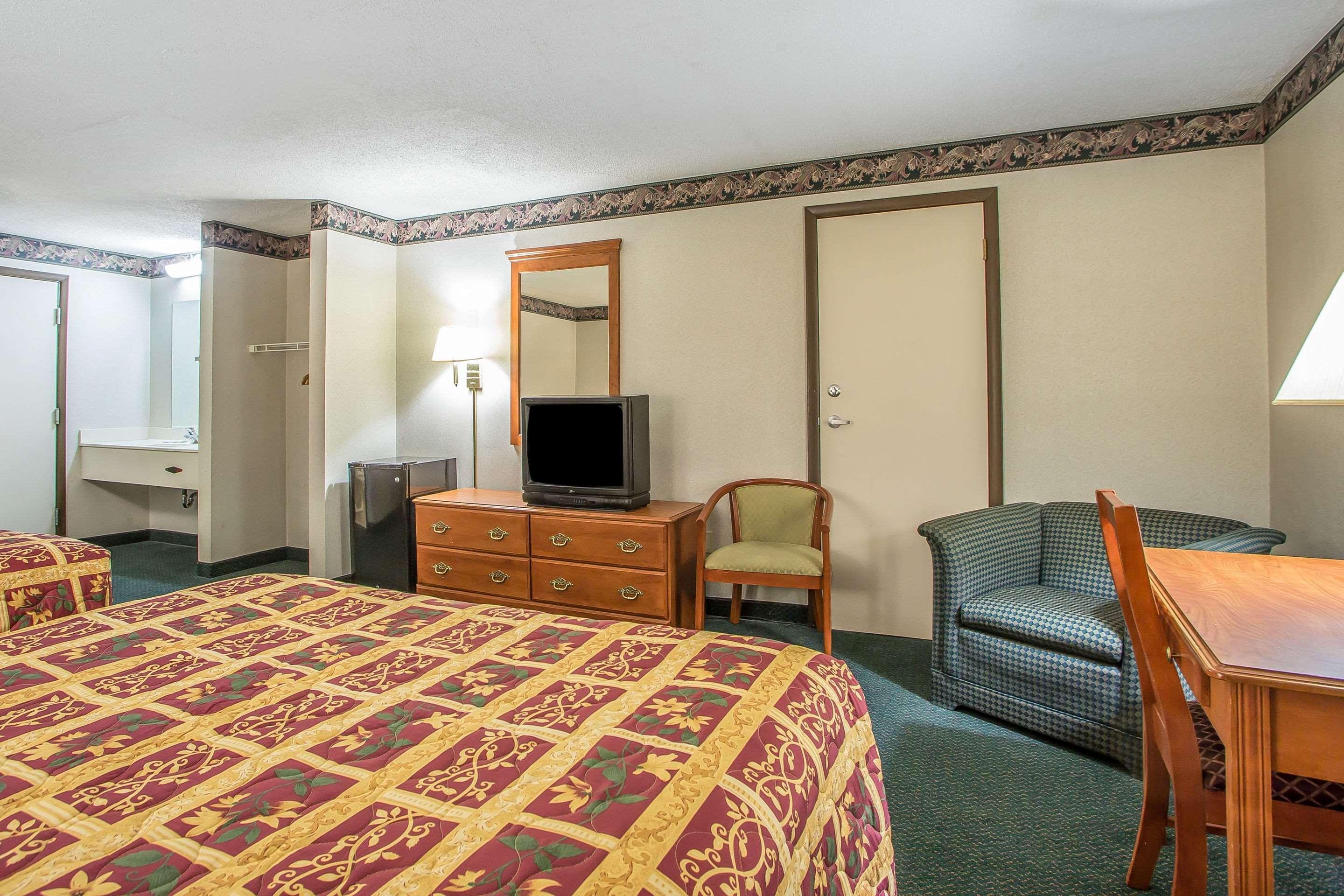 Rodeway Inn Bedford Exterior photo