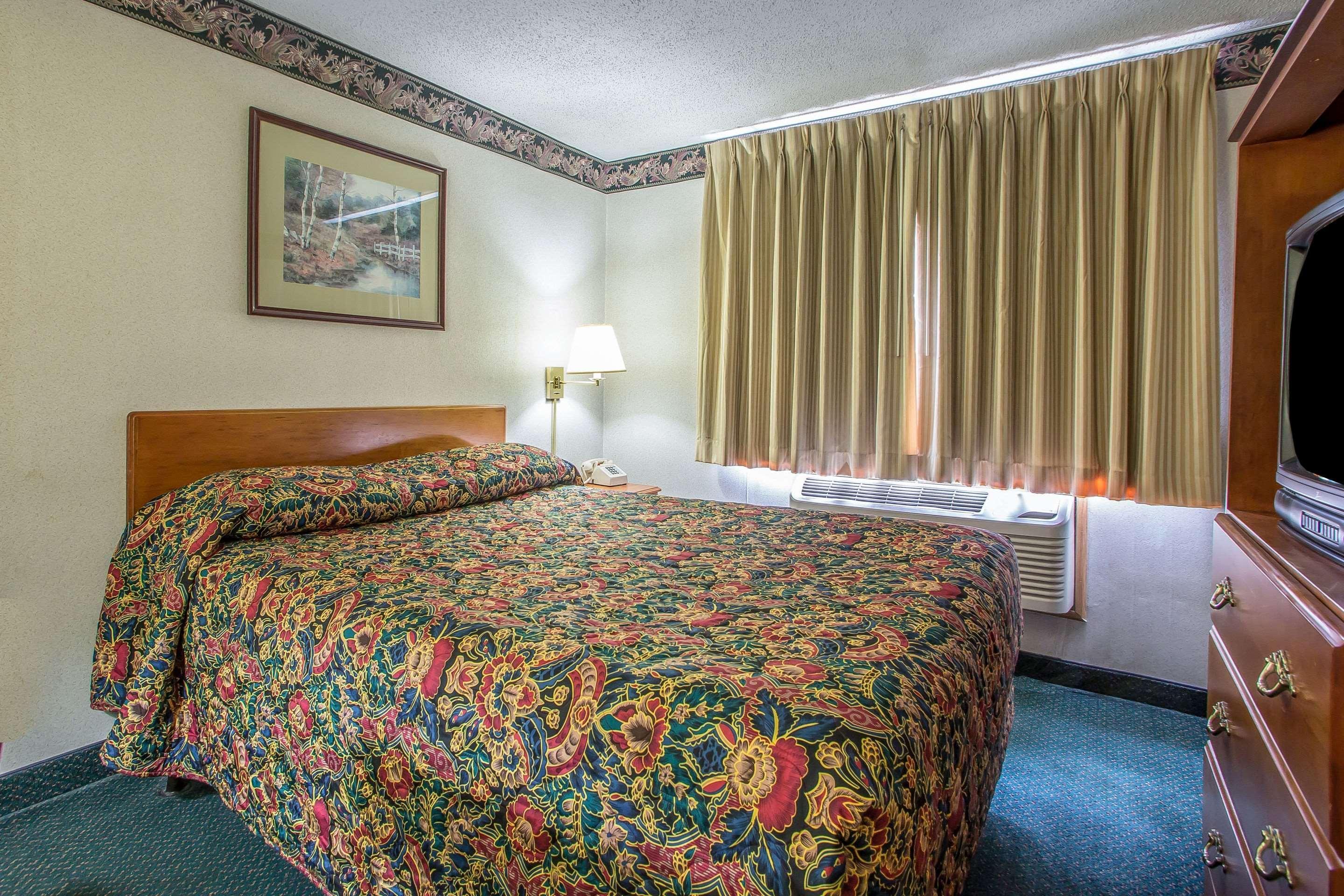 Rodeway Inn Bedford Exterior photo