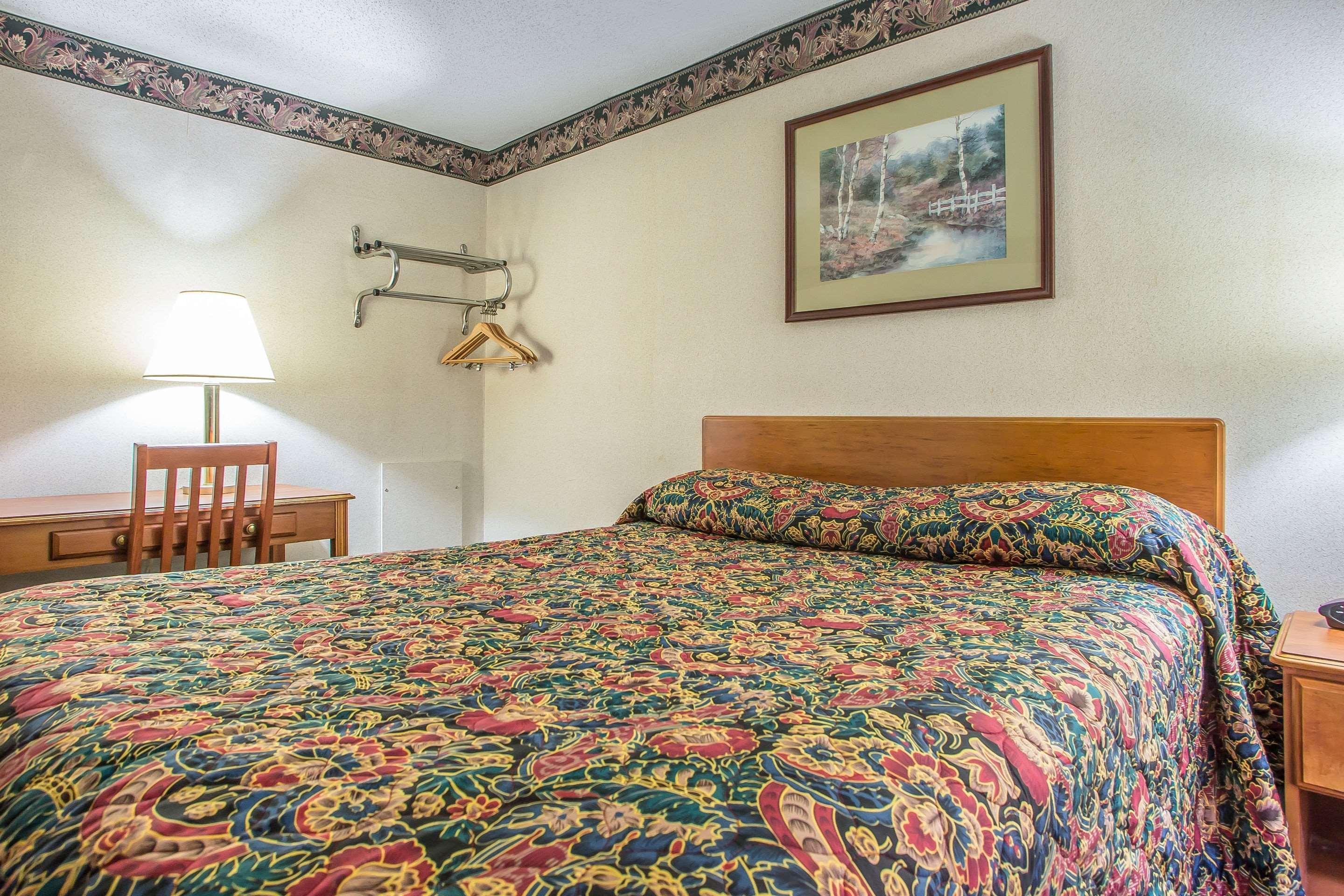 Rodeway Inn Bedford Exterior photo