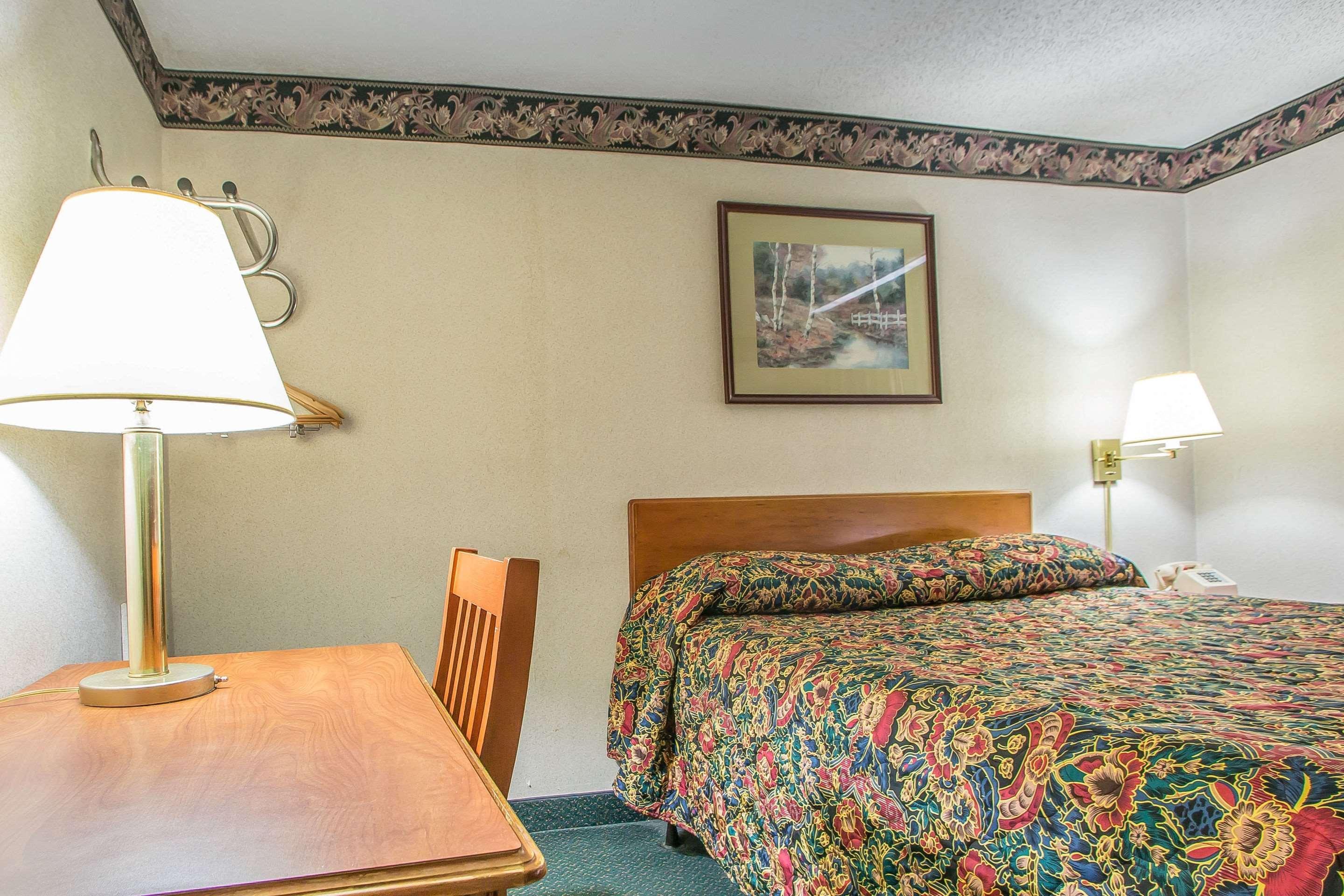 Rodeway Inn Bedford Exterior photo