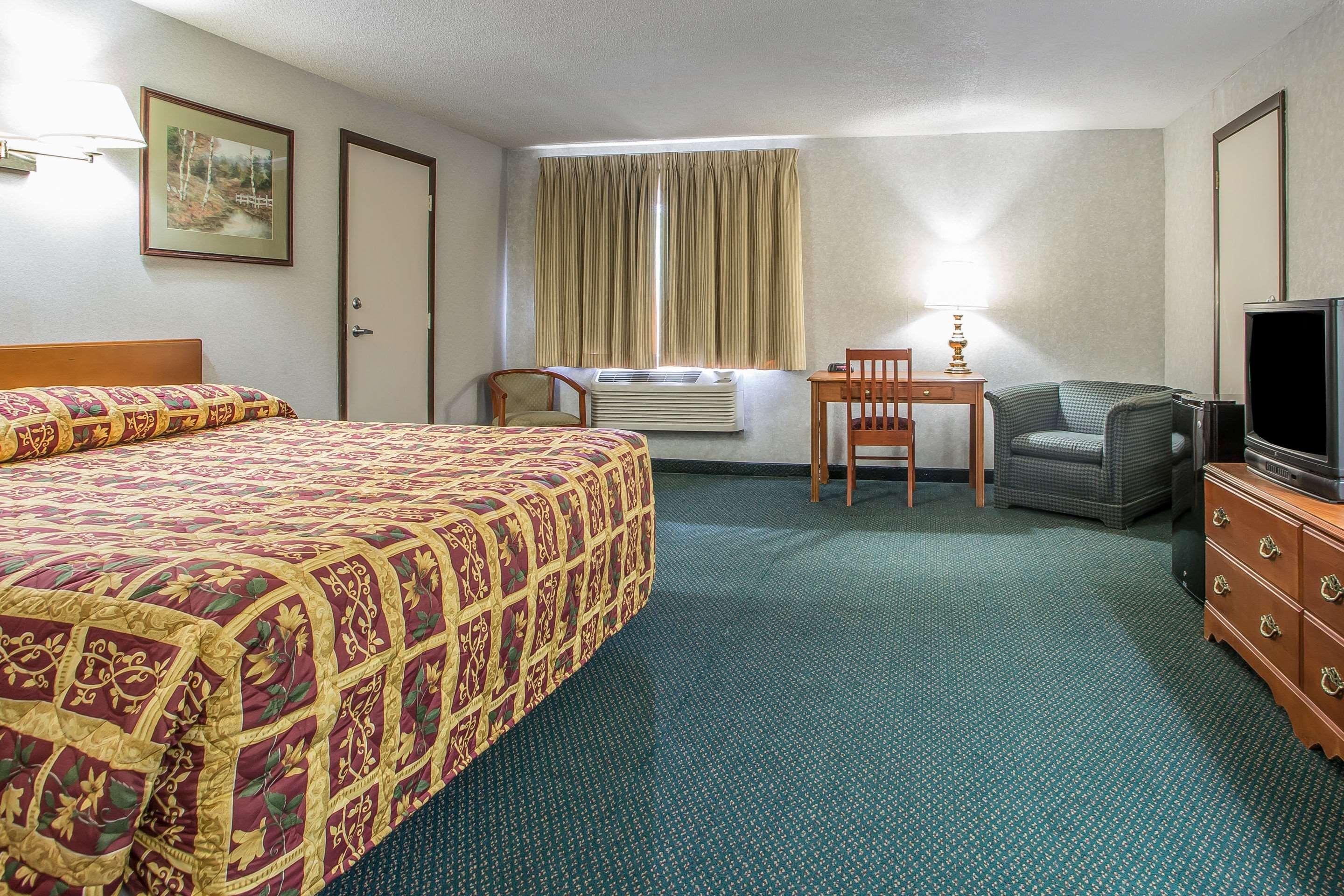 Rodeway Inn Bedford Exterior photo